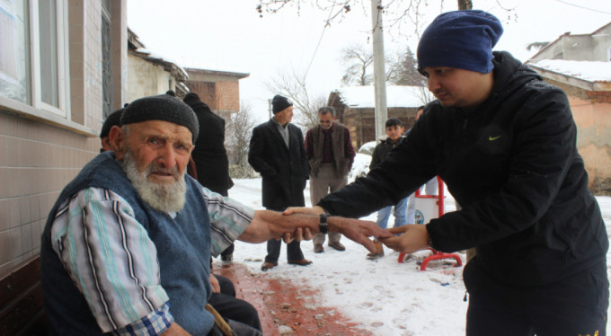 Bursalı yaşlı adam 70 yıldır bu şekilde geziyor! "Vücudum ateş gibi yanıyor''