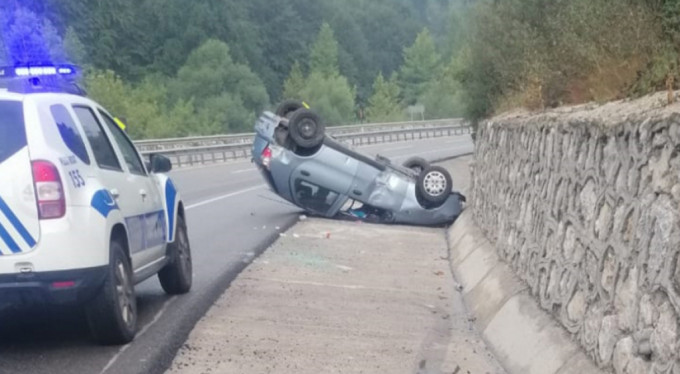 Bursa'da takla atan otomobil, ters döndü!