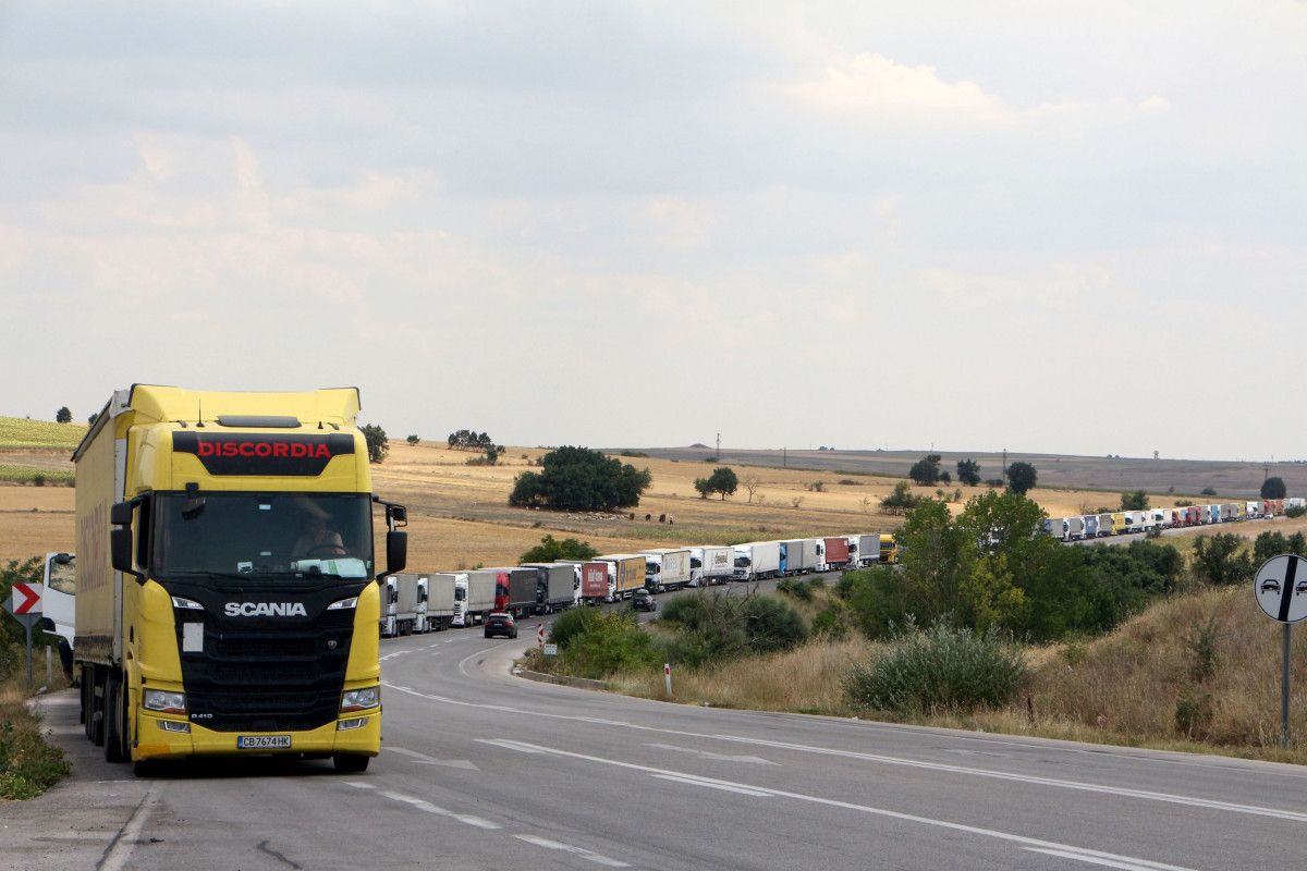 Edirne deki sınır kapısında 20 kilometrelik tır kuyruğu oluştu #2