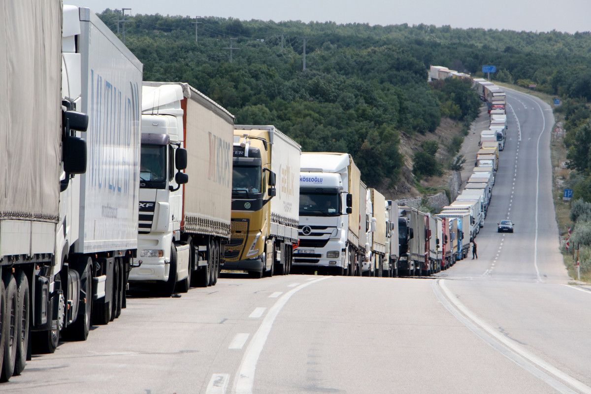 Edirne deki sınır kapısında 20 kilometrelik tır kuyruğu oluştu #5